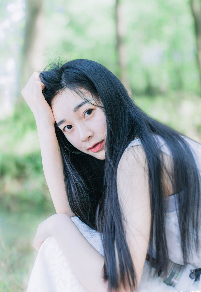 有一个朋友，他不在你周围，不读同所学校，但你却坚信你们的友情似千金。